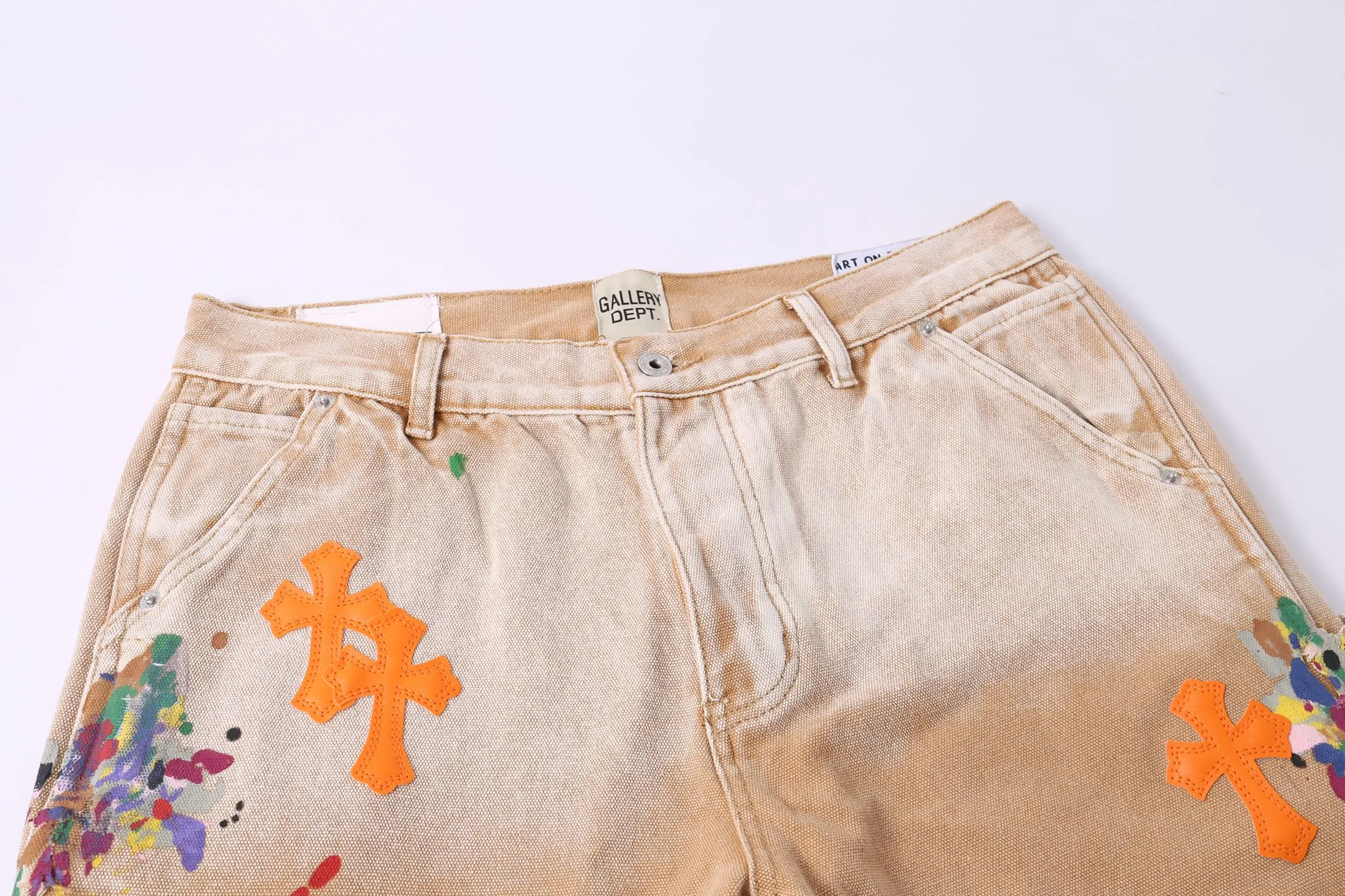 P250 Style No.: H888 GALLERY DEPT. & 𝐂𝐡𝐫𝐨𝐦𝐞 𝐇𝐞𝐚𝐫𝐭 Croxin co-branded ss25 wood splash ink hand-painted stitching multi-pocket bootcut jeans. Styles with different washed textures are very friendly to people with thin legs. The bootcut style perfectly modifies the leg shape. The timeless and moderate length makes it easy to match and match. It is the basis for various styles and is a must-have in your wardrobe! The fabric is stiff but also makes the upper body soft without losing texture. The washing process is even more perfect. It is a must-have item for everyone! ! ! Washed wheat, tag, pants label, three labels complete Color: Khaki Size: 28-30-32-34-36